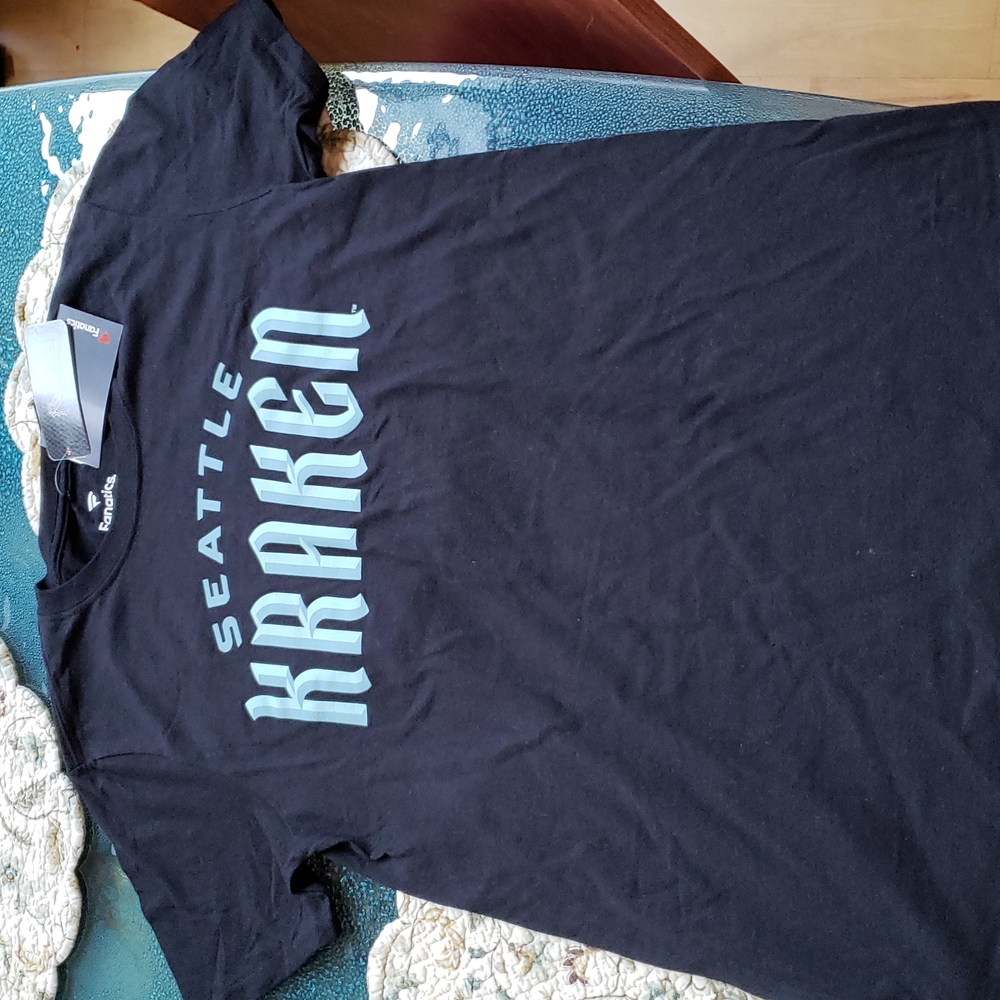 NWT Seattle black NHL KRAKEN t-shirt small
